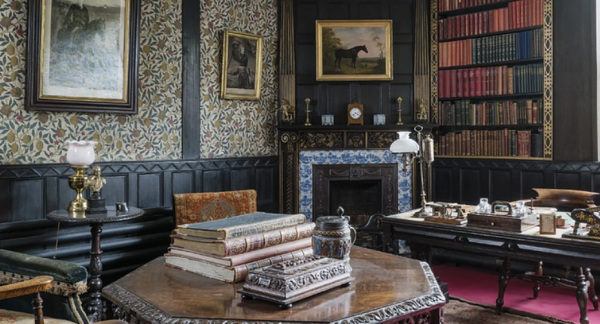 Ruang tamu dengan dinding panel kayu